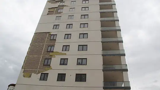 Fırtına toz bulutları oluşturdu, binaların çatı ve dış yalıtımını söktü