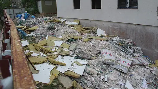 Fırtına toz bulutları oluşturdu, binaların çatı ve dış yalıtımını söktü