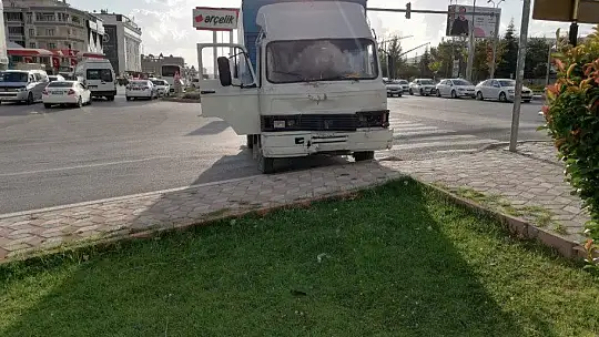 Freni boşalan kamyon araçlara çarptı: 4 yaralı