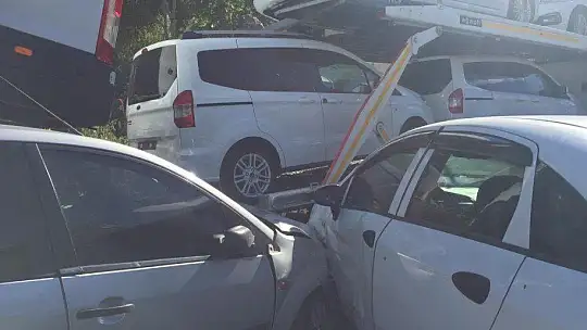 Freni boşalan tır otoparka daldı, 5 aracı biçti: 1 yaralı