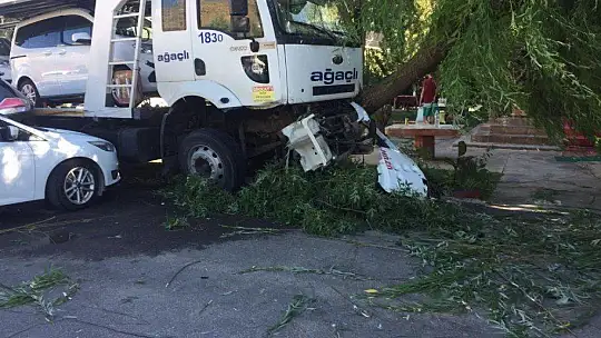 Freni boşalan tır otoparka daldı, 5 aracı biçti: 1 yaralı