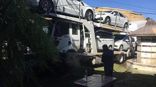 Freni boşalan tır otoparka daldı, 5 aracı biçti: 1 yaralı