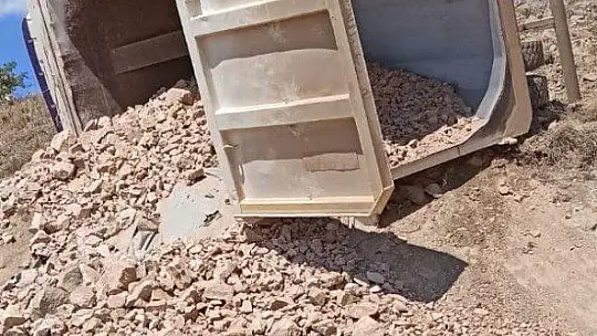Freni patlayan kamyon şarampole yuvarlandı