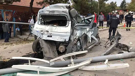 Freni patlayan midibüs 2 aracı biçip parka daldı: 1'i ağır, çoğu öğrenci 27 yaralı