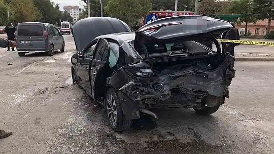 Freni patlayan midibüs 2 aracı biçip parka daldı: 1'i ağır, çoğu öğrenci 27 yaralı
