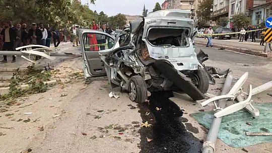 Freni patlayan midibüs 2 aracı biçip parka daldı: 1'i ağır, çoğu öğrenci 27 yaralı
