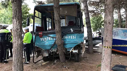 Freni patlayan midibüs 2 aracı biçip parka daldı: 1'i ağır, çoğu öğrenci 27 yaralı