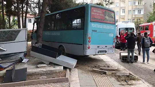 Freni patlayan midibüs 2 aracı biçip parka daldı: 1'i ağır, çoğu öğrenci 27 yaralı