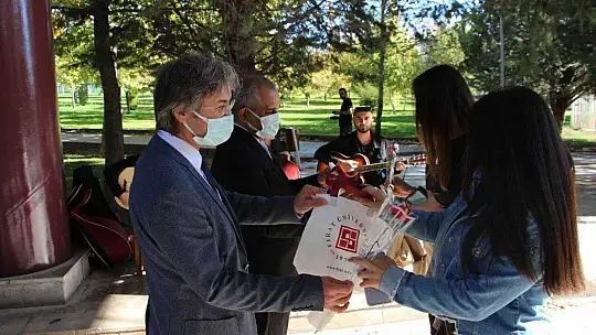 FÜ'de öğrencilere müzikli ve hediyeli karşılama