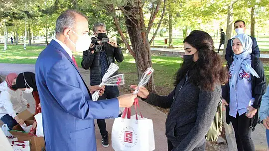 FÜ'de öğrencilere müzikli ve hediyeli karşılama