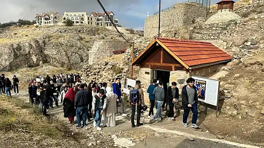 FÜ öğrencileri Harput'u gezdi
