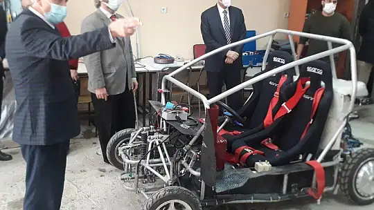 FÜ Rektörü Göktaş, elektrikli aracı inceledi