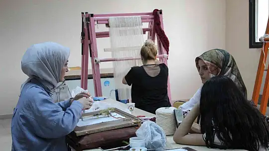 Geleneksel kilim dokuma kadınlara emanet.