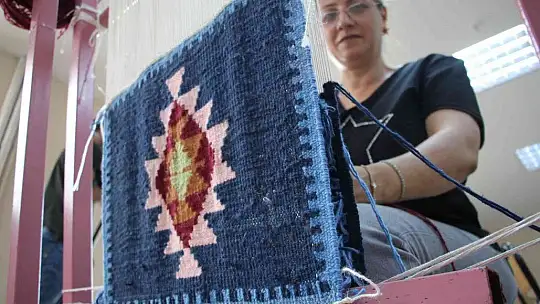 Geleneksel kilim dokuma kadınlara emanet.