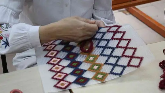 Geleneksel kilim dokuma kadınlara emanet.