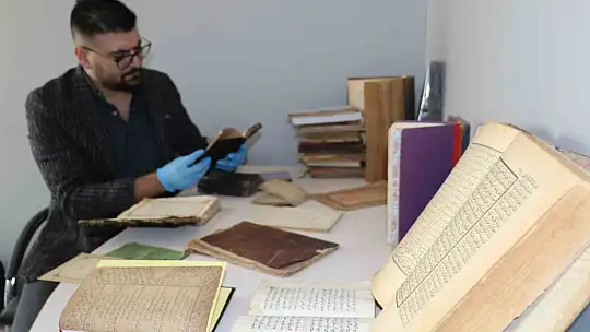 Genç doçent hayatını tarihi el yazması eserlere adadı