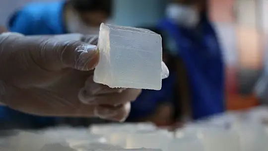 Gençlerin 'oyuncaklı sabun' fikri, el yıkama alışkanlığı kazandırıyor