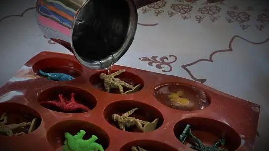 Gençlerin 'oyuncaklı sabun' fikri, el yıkama alışkanlığı kazandırıyor