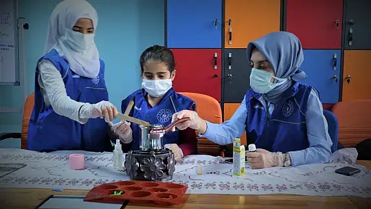 Gençlerin 'oyuncaklı sabun' fikri, el yıkama alışkanlığı kazandırıyor