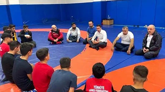 Gençlik ve Spor Hizmetleri Genel Müdürü Baykan, Elazığ güreşçileriyle görüştü