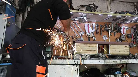 Gerçekleştiremediği hayalini yaptığı maket trenlerde yaşatıyor