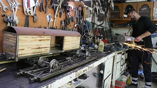 Gerçekleştiremediği hayalini yaptığı maket trenlerde yaşatıyor