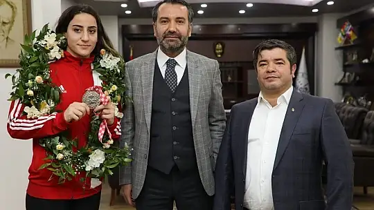 Gizem Özer'e coşkulu karşılama