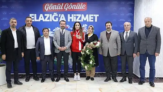 Gizem Özer'e coşkulu karşılama