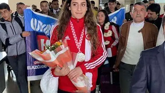 Gizem Özer'e coşkulu karşılama