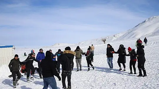 Göl manzaralı Hazar Baba Dağı'nda kayak keyfi başladı
