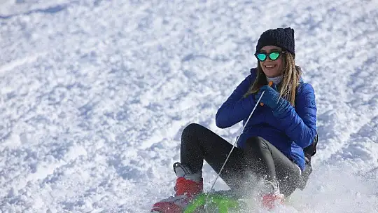 Göl manzaralı Hazar Baba Dağı'nda kayak keyfi başladı