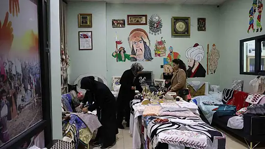 Gönüllü 12 kadın geri dönüşümle dayanışma örneği gösteriyor