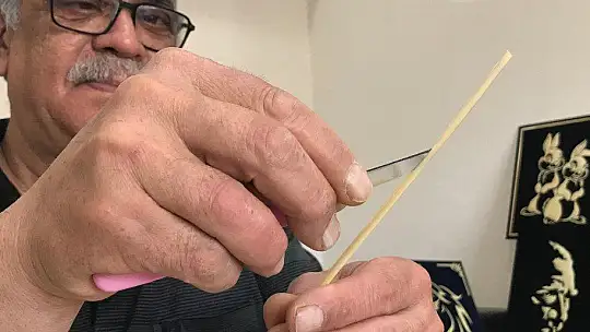 Görenler, ekin sapı olduğuna inanamıyor, sapı sanata dönüşüyor