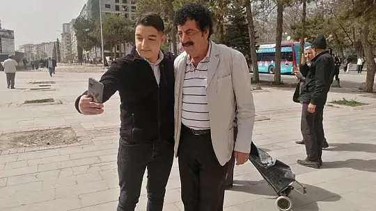 Görenler şoke oldu, 'Müslüm Gürses' Elazığ sokaklarını turladı