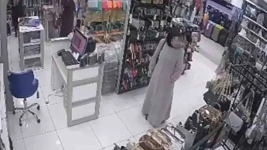 Gözüne kestirdiği çantaları çalıp kaçtı
