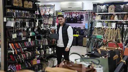 Gözüne kestirdiği çantaları çalıp kaçtı