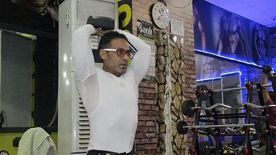 Gündüz boya badana, gece spor yaparak vücut geliştirme şampiyonu oldu