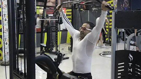 Gündüz boya badana, gece spor yaparak vücut geliştirme şampiyonu oldu