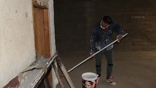 Gündüz boya badana, gece spor yaparak vücut geliştirme şampiyonu oldu