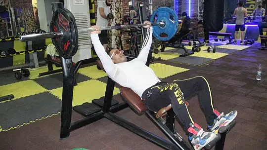 Gündüz boya badana, gece spor yaparak vücut geliştirme şampiyonu oldu