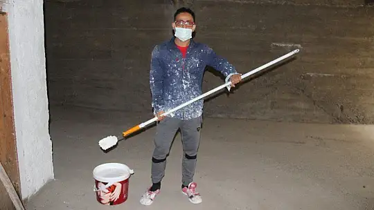 Gündüz boya badana, gece spor yaparak vücut geliştirme şampiyonu oldu