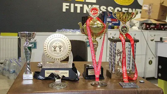 Gündüz boya badana, gece spor yaparak vücut geliştirme şampiyonu oldu