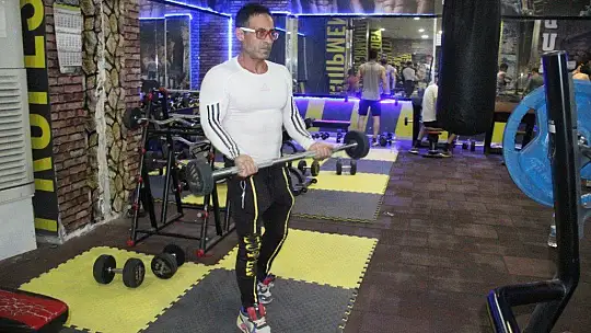 Gündüz boya badana, gece spor yaparak vücut geliştirme şampiyonu oldu