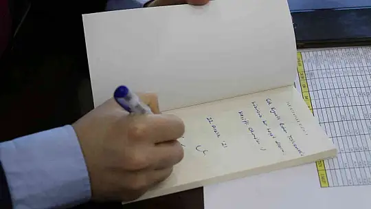 Gündüz kaymakam, gece yazar