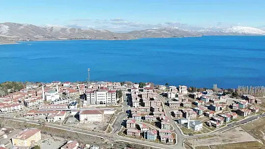 Gündüz kaymakam, gece yazar