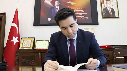 Gündüz kaymakam, gece yazar