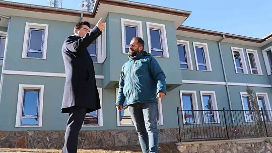 Gündüz kaymakam, gece yazar