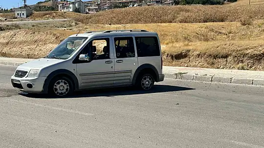 Hafif ticari araç aydınlatma direğini yıktı: 1 yaralı