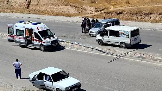 Hafif ticari araç aydınlatma direğini yıktı: 1 yaralı