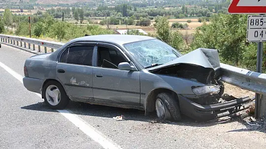 Hafif ticari araç ile çarpışan otomobil bariyerlere saplandı: 5 yaralı